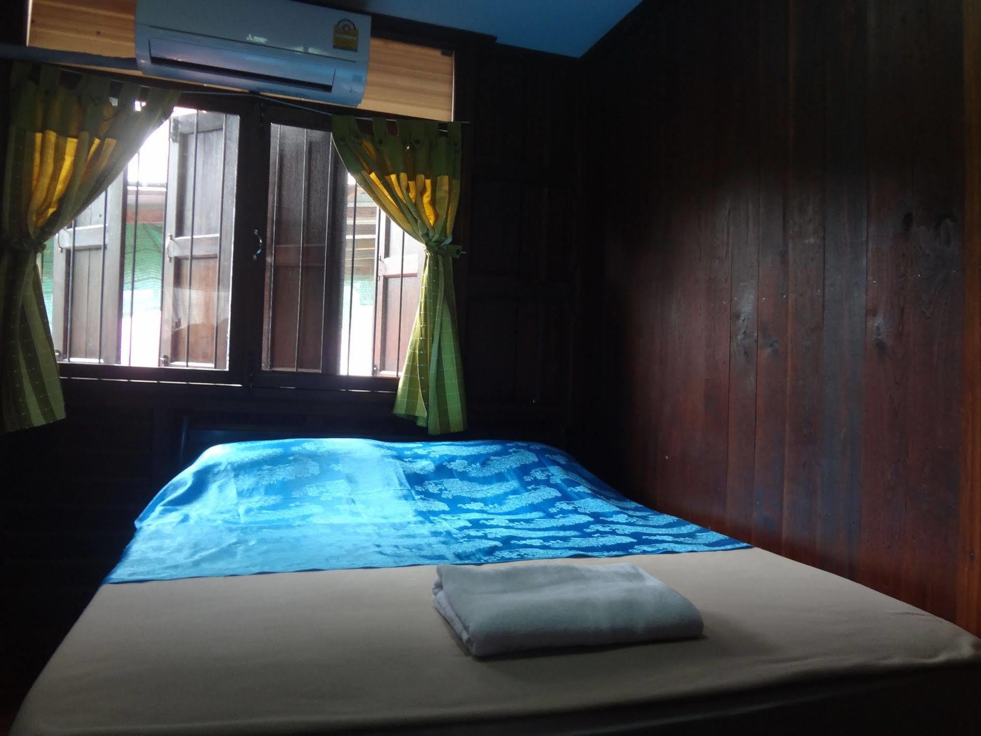 Baan Mai Guesthouse Mae Hong Son Luaran gambar