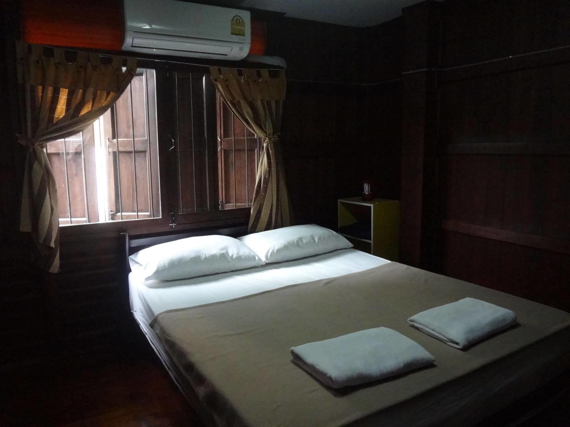 Baan Mai Guesthouse Mae Hong Son Luaran gambar