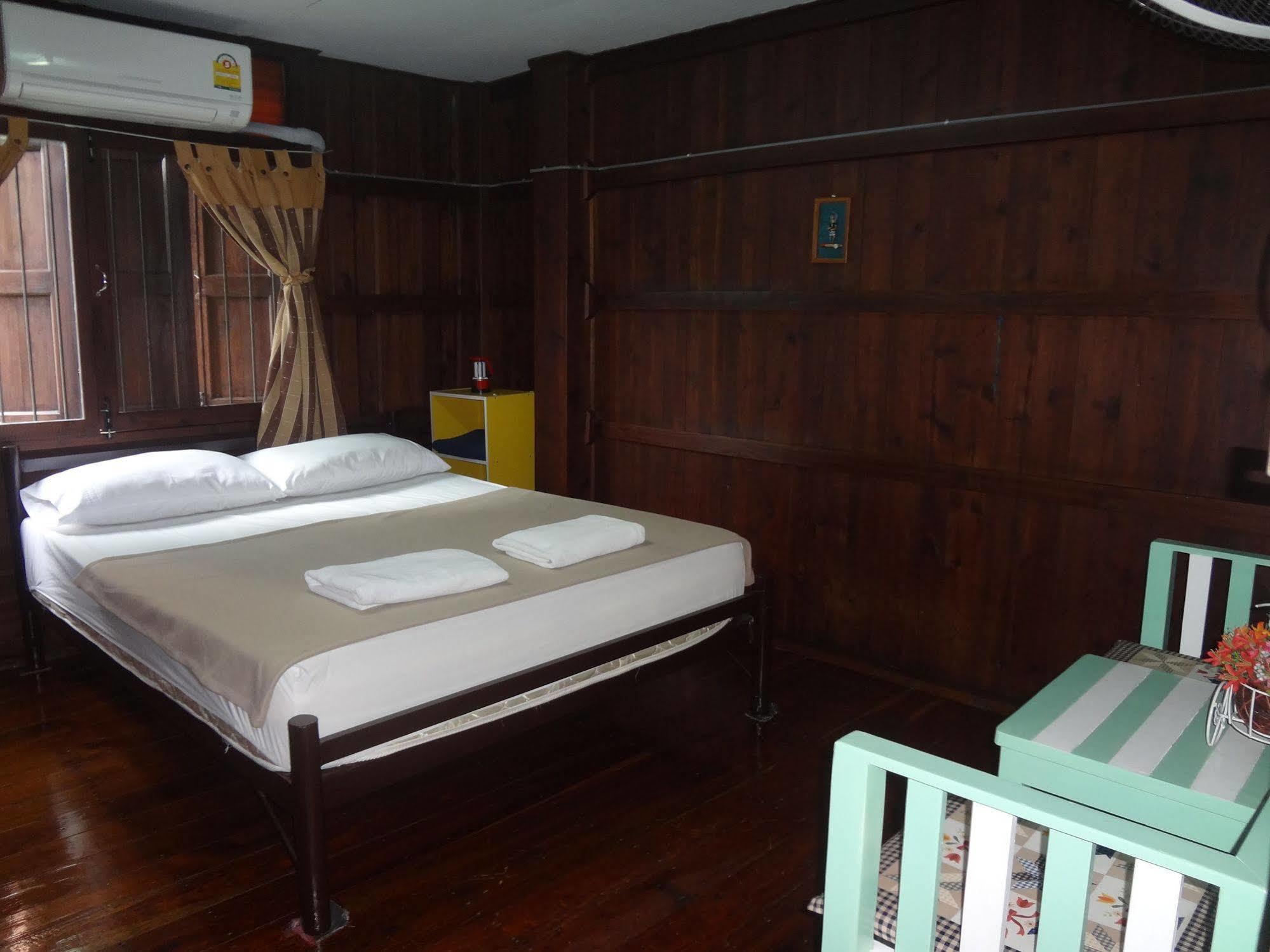 Baan Mai Guesthouse Mae Hong Son Luaran gambar