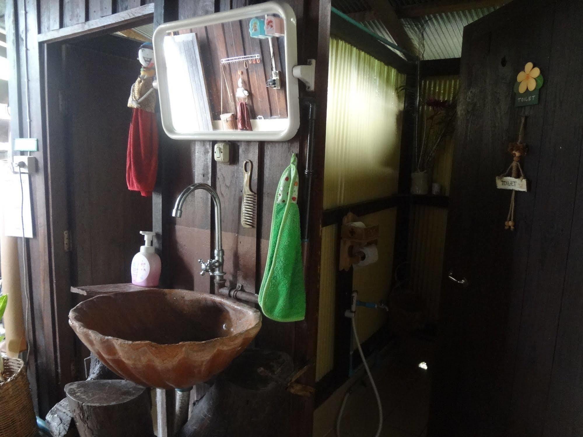 Baan Mai Guesthouse Mae Hong Son Luaran gambar